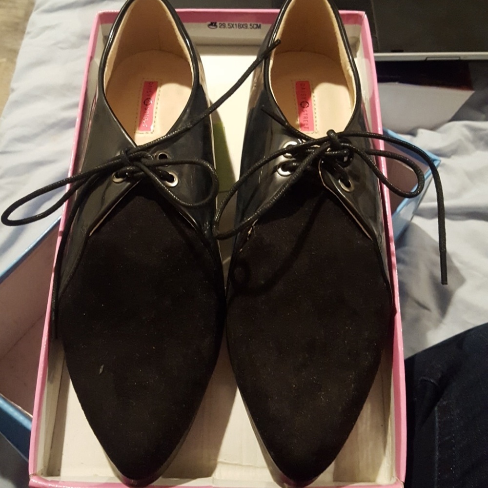 Flat black shoes
